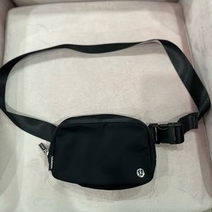 black Lululemon Everywhere Belt Bag BRAND NEW